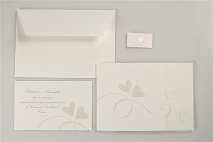 LISA, Partecipazione Elegante in cartoncino bianco lavorato con cuori a rilievo ed interno su cartoncino scempio bianco lavorato.
Busta compresa.
